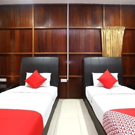 OYO 90038 Dalyla Inn Chalet Kijal Bagian luar foto