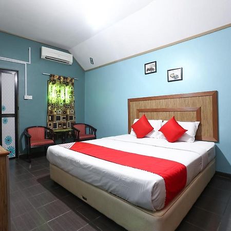 OYO 90038 Dalyla Inn Chalet Kijal Bagian luar foto
