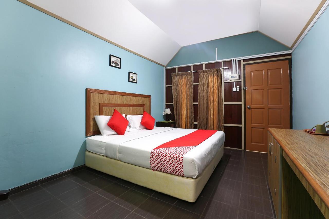OYO 90038 Dalyla Inn Chalet Kijal Bagian luar foto