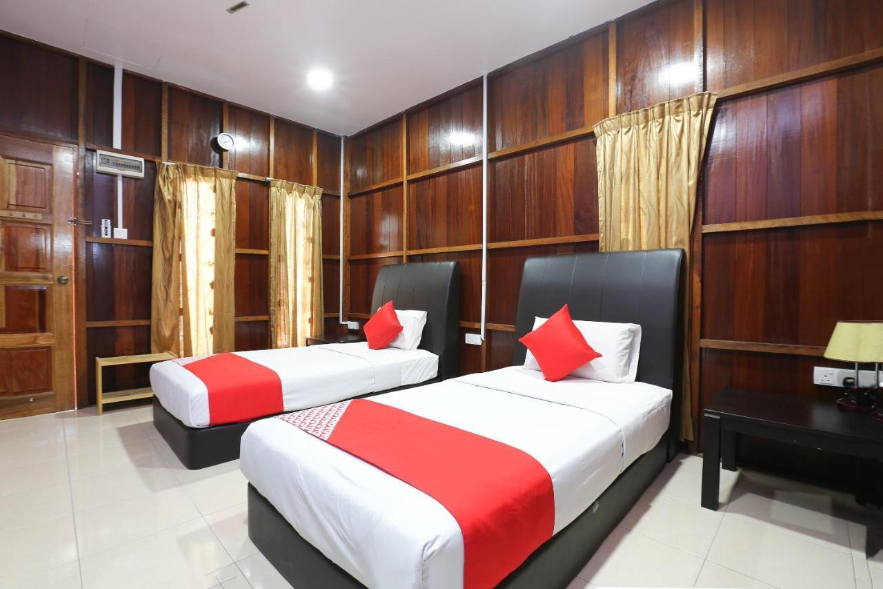 OYO 90038 Dalyla Inn Chalet Kijal Bagian luar foto