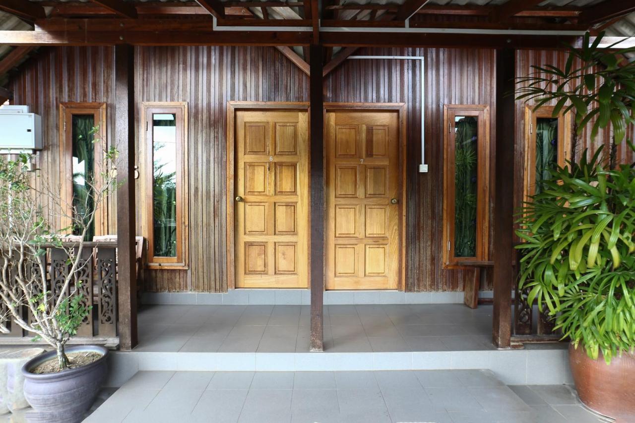OYO 90038 Dalyla Inn Chalet Kijal Bagian luar foto