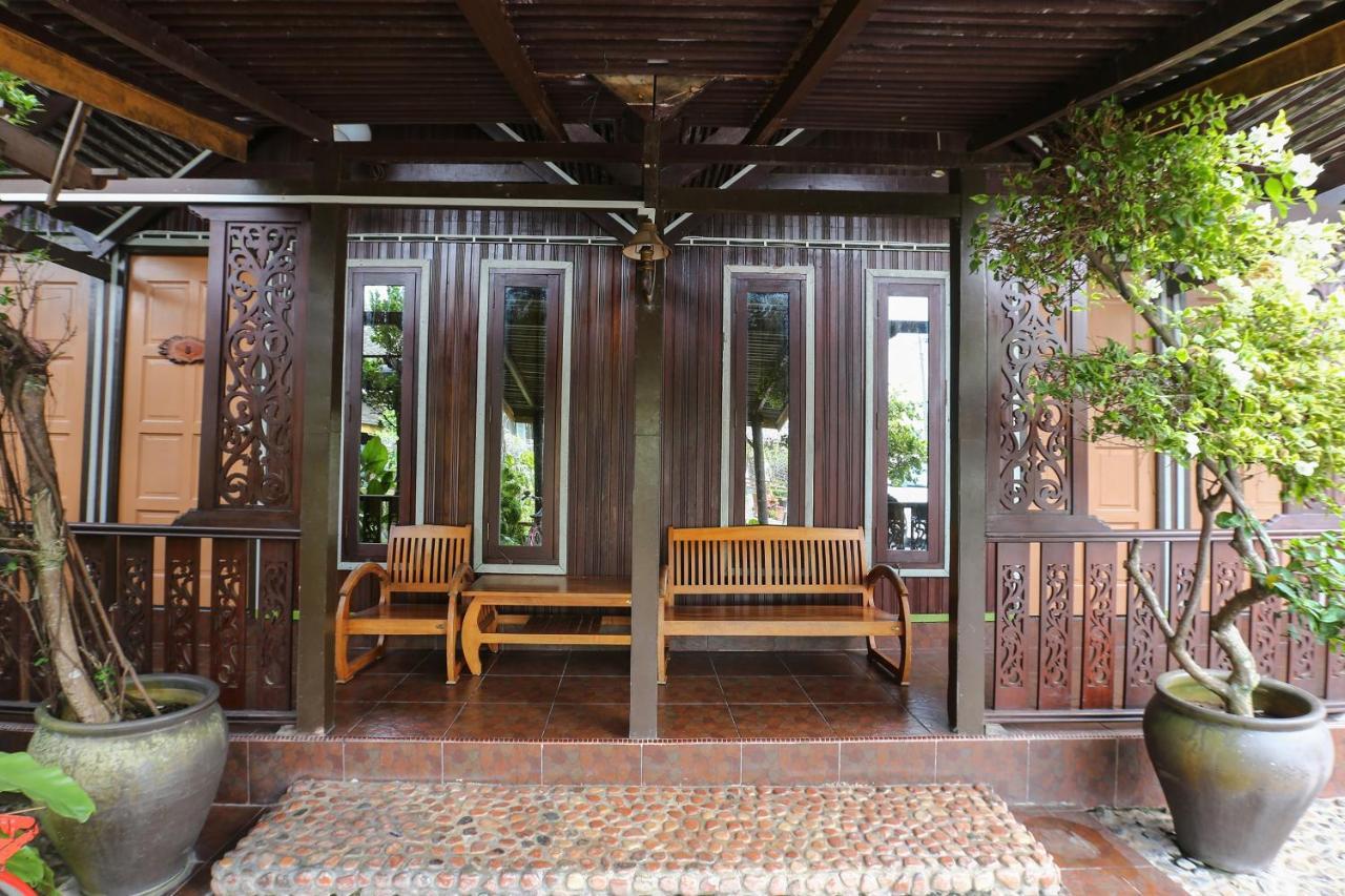 OYO 90038 Dalyla Inn Chalet Kijal Bagian luar foto