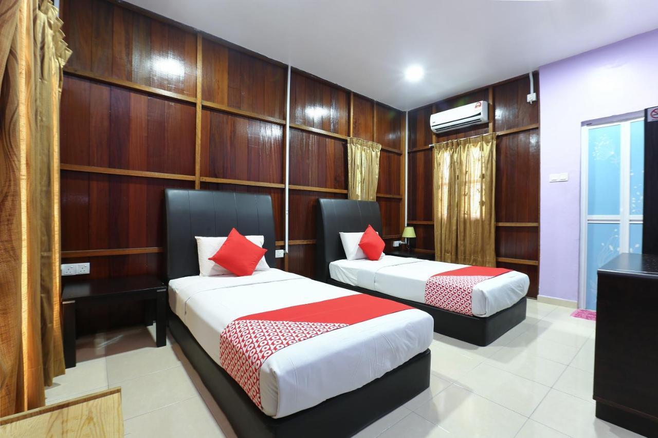 OYO 90038 Dalyla Inn Chalet Kijal Bagian luar foto